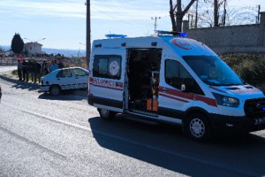 Önüne çıkan araca vurmamak için direksiyonu kırdı; 1 yaralı