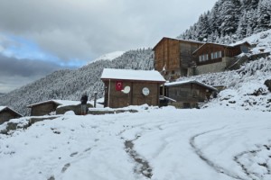 Rize'nin yüksek kesimleri beyaza büründü