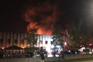 Tekirdağ'da 9 saatte kontrol altına alınan fabrika yangınında soğutma çalışması yapılıyor