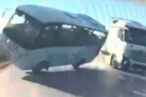 TIR’ın çarptığı servis midibüsü takla attı; kaza kamerada