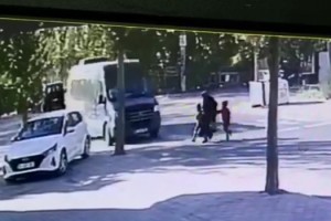 Yaya geçidinde minibüsün çarptığı anne ile ikizleri yaralandı; kaza kamerada