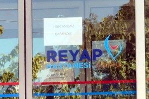 Yenidoğan çetesi soruşturmasında ruhsatı iptal edilen hastaneye ‘kapalıdır’ yazısı asıldı
