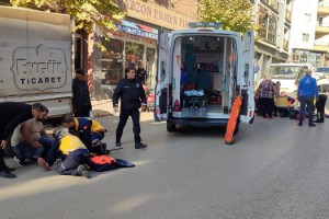 14 yaşındaki çocuğun kullandığı motosiklet, yayaya çarptı; 1'i ağır, 3 yaralı