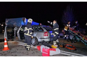 Bulgar plakalı otomobil traktöre çarptı; koca öldü, eşi yaralandı