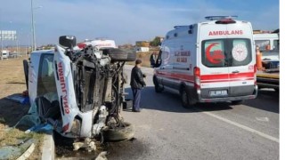 Hasta taşıyan ambulansla otomobil çarpıştı: 3'ü sağlık çalışanı, 7 yaralı