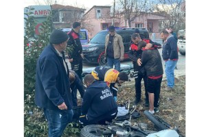 Kazada yaralanan kız arkadaşına müdahale edilirken polise sarılıp ağladı