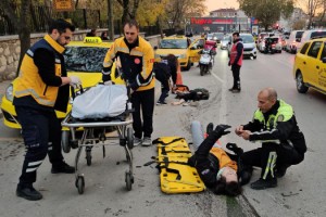 Motosikletle otomobil çarpıştı; 2 yaralı