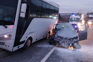 Takla atan otomobil, servis midibüsüyle çarpıştı: 1 ölü, 5 yaralı