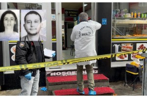 Bıçakla eşini ağır yaralayıp, yanındaki erkeği öldürdü