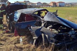 Elektrik direğine çarpan otomobilde 2 kişi yaralandı