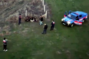 Hırsızlık şüphelileri dron destekli operasyonla tarlada yakalandı
