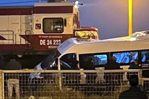 Kırklareli'de yük treni, işçi servis minibüsüne çarptı; 2 yaralı