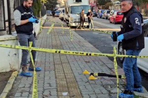 Lise öğrencisi okul önünde bıçaklı saldırıda yaralandı