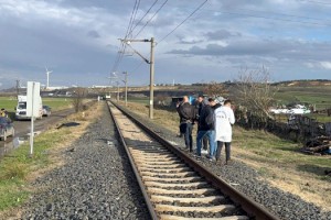 Rayların üzerinden geçmek isterken trenin çarpmasıyla öldü