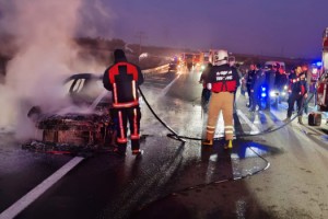 Seyir halindeki otomobil yandı