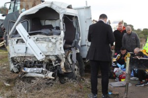 2 kamyonet çarpıştı; 1 ölü, 1 yaralı