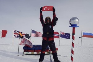 51 gün boyunca ve 933 km kızak çekerek güney kutbuna ulaşan ilk Türk oldu
