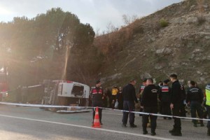 Balıkesir'de yolcu midibüsü otomobile çarptı; 2 ölü ve yaralılar var