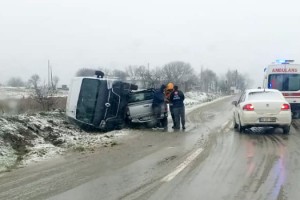 Buzlanan yolda devrilen minibüse kamyonet çarptı: 1 yaralı