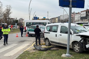 İki araç kavşakta çarpıştı; jandarma personeli yaralandı