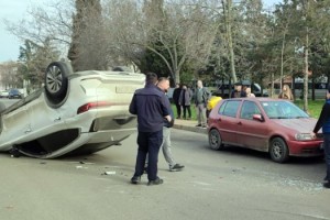 Takla atan araçtan, emniyet kemeri sayesinde yara almadan çıktı