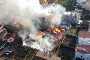 Tekirdağ'da pazar tezgahlarında başlayan yangın, evlere sıçradı