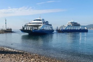 Çanakkale'de sürüklenen feribot kurtarıldı