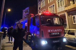 Evdeki kanepeyi ateşe verip, yangın çıkardı