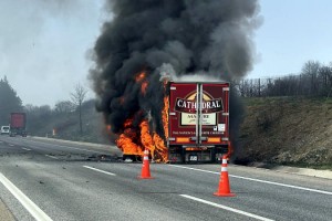 Limonata yüklü TIR alev alev yandı