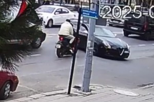 Otomobil ile çarpışan motosikletteki 2 kişi yaralandı; kaza kamerada