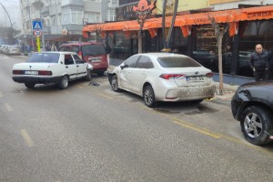 Otomobil, park halindeki 3 araca çarptı; 2 yaralı