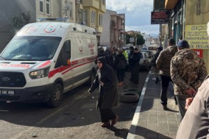 Sinir krizi geçirip, evindeki eşyaları sokağa attı