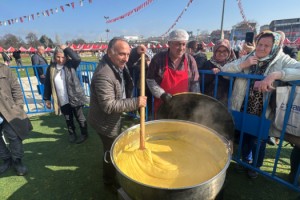 Tekirdağ'da 1 ton mıhlama dağıtıldı, 500 metre kuyruk oluştu