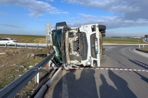 Tekirdağ'da devrilen TIR'ın sürücüsü yaralandı