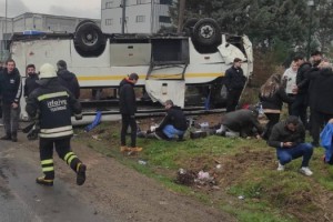 Tekirdağ'da fabrika işçilerinin taşındığı servis midibüsü takla attı; 25 yaralı