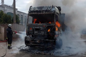 Tekirdağ'da park halindeki TIR yandı