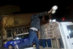 Zabıtanın satışına izin vermediği peynirleri kamyonetten attılar