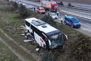 Çanakkale'de tur otobüsü yoldan çıktı; 37 yaralı