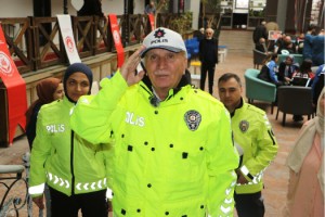Huzurevi sakini hayaline kavuştu, 68 yaşında trafik polisi oldu
