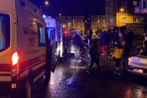 Kaldırıma çarpan otomobilde 2 kişi yaralandı