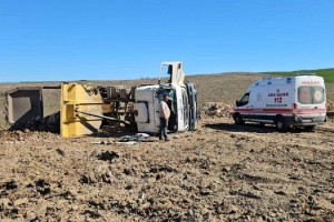 Kamyon, hafriyat boşaltırken devrildi; sürücü yaralı