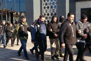 Kendilerini jandarma olarak tanıtıp 1 milyon TL dolandıran 5 şüpheli yakalandı