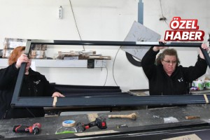 Kız kardeşler, alüminyum doğrama atölyelerinde üretim yapıyor