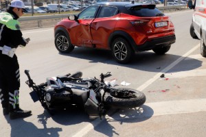 Otomobille çarpışan motosikletin ehliyetsiz ve kasksız sürücüsü ağır yaralandı