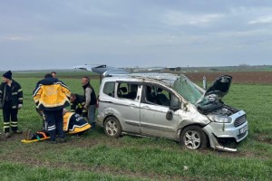 Takla atan hafif ticari araçtaki 4 kişi yaralandı