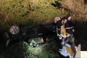 Hafif ticari araç dereye uçtu: 1 ölü, 1 yaralı