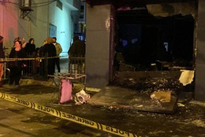 Reklam panosundan çıkan yangında, iş yerinde hasar oluştu