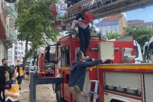 3 katlı apartmanda yangın: 5 kişi dumandan etkilendi