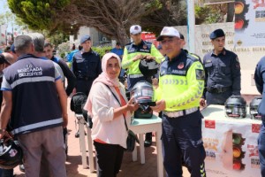 Bozcaada'da motosiklet sürücülerine güvenli sürüş eğitimi verildi
