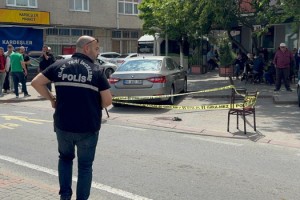 Camide minibüs yıkama diye uyaran muhtarı bıçakla yaraladı